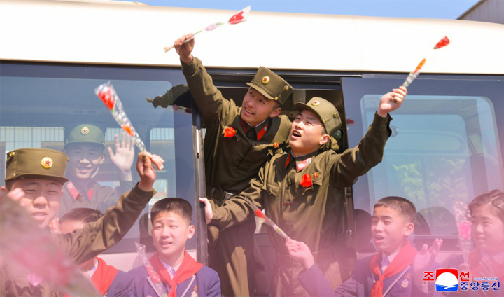 4-청춘시절을 혁명의 총대와 함께